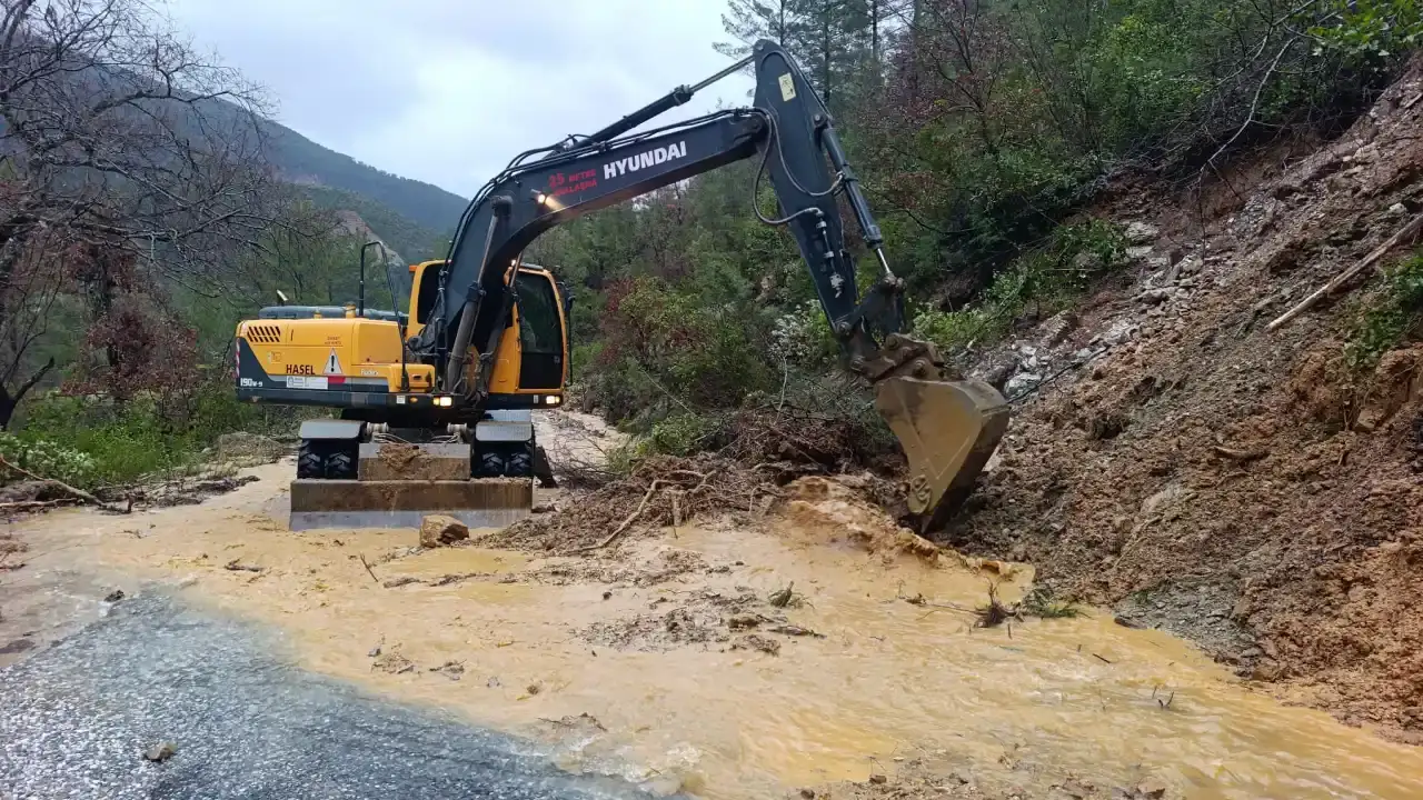 Antalya Kırsalında Ulaşım Hattı Durdu, Ekipler Seferber Oldu 5
